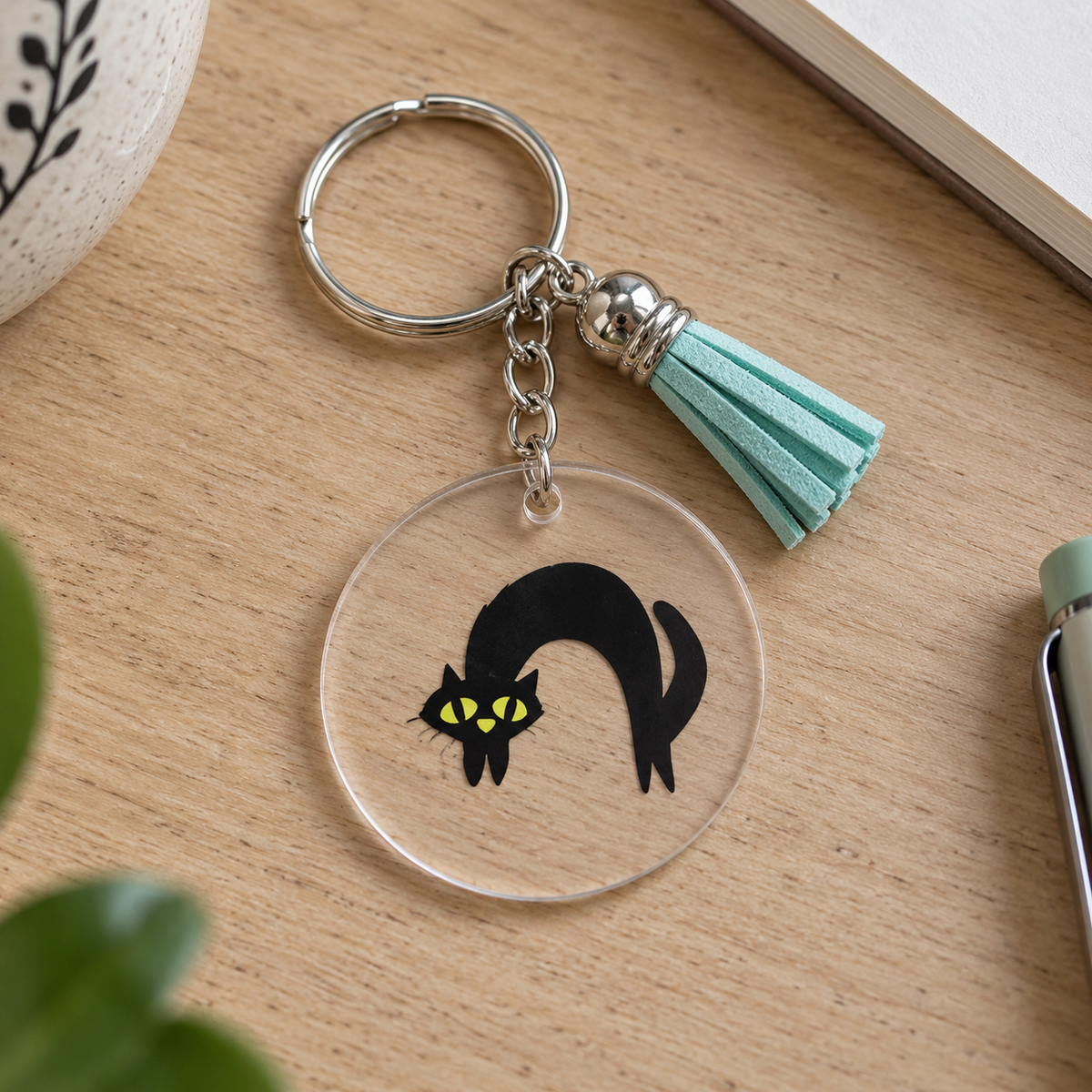 Porte-clés Halloween chat noir en acrylique avec pompon turquoise