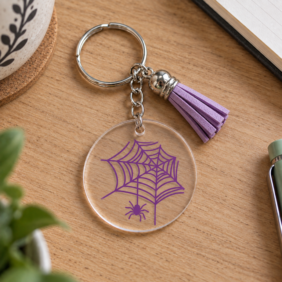Porte-clés Halloween toile d'araignée violette en acrylique avec pompon lilas