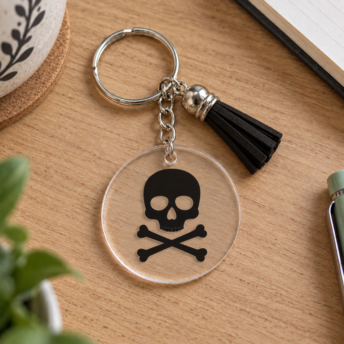 Porte-clés Halloween tête de mort noire en acrylique transparent avec pompon noir