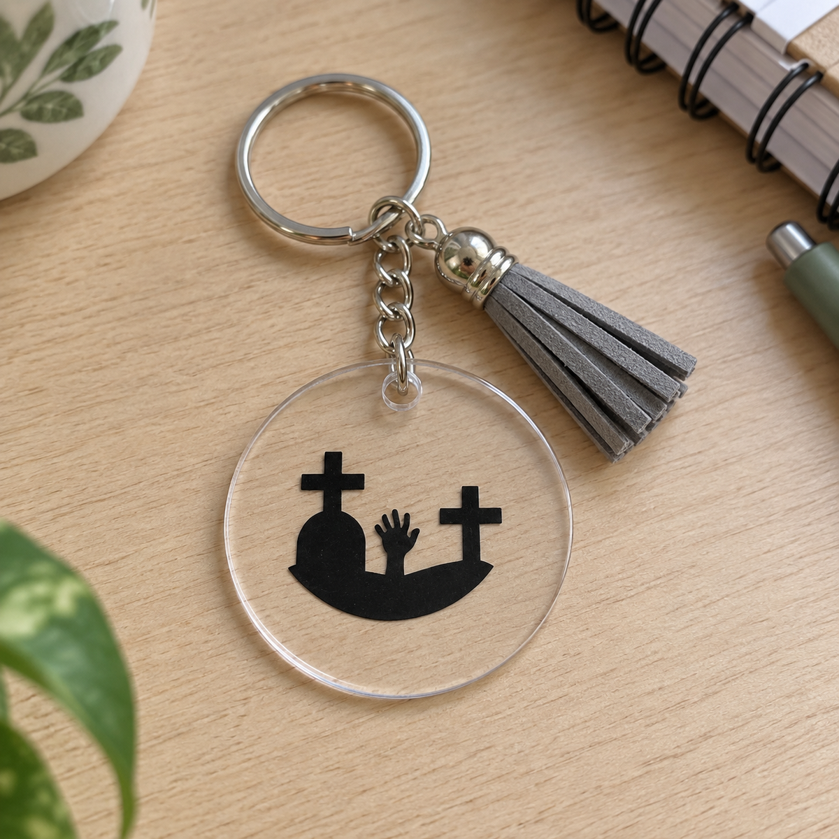 Porte-clés Halloween acrylique transparent cimetière avec tombes et main de zombie, pompon gris