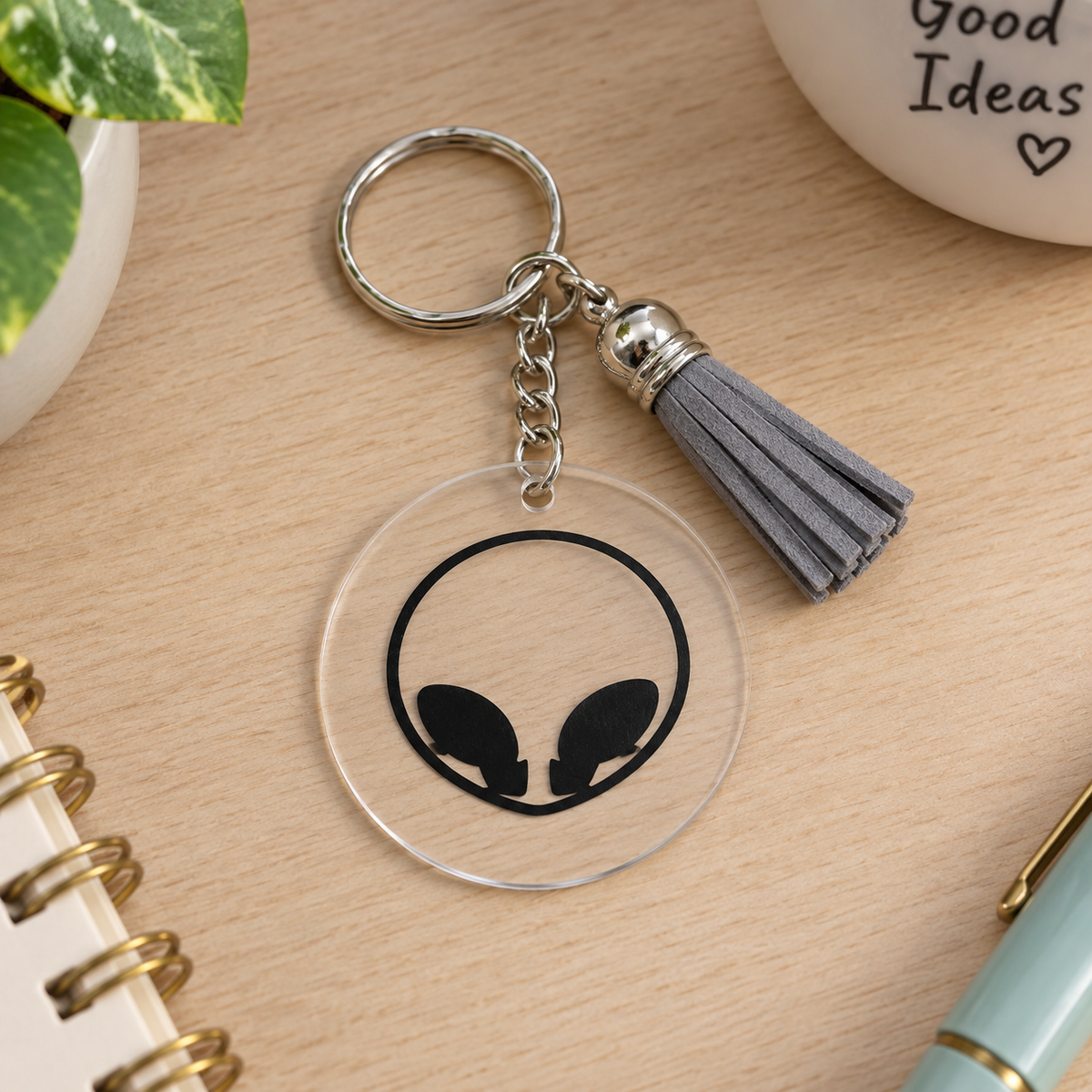 Porte-clés Halloween acrylique transparent tête d'alien noire avec pompon gris