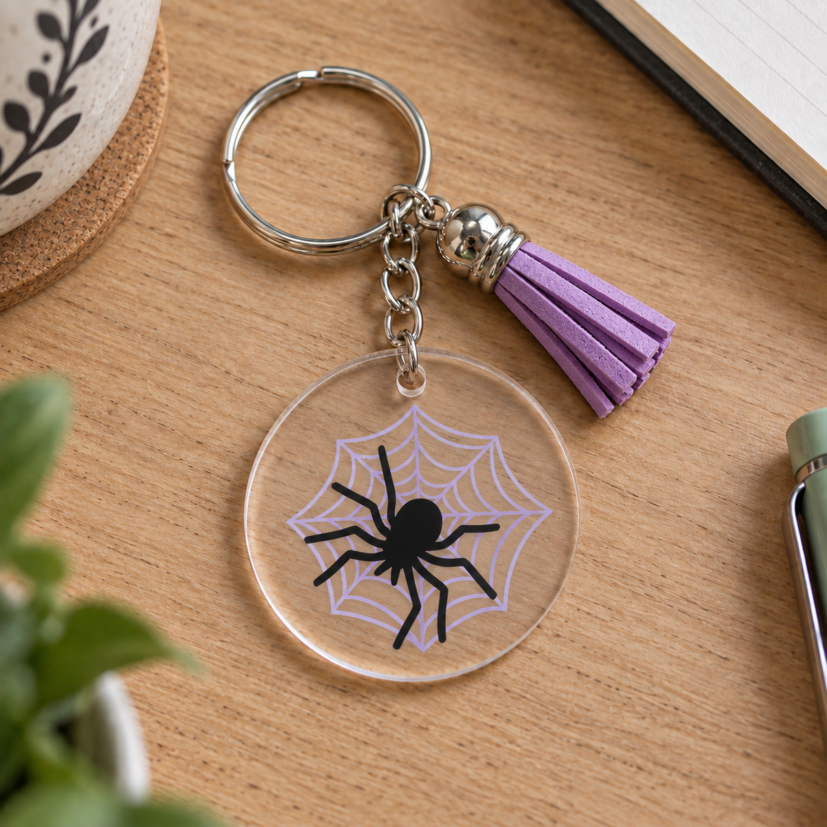 Porte-clés Halloween acrylique transparent araignée noire sur toile lilas avec pompon violet
