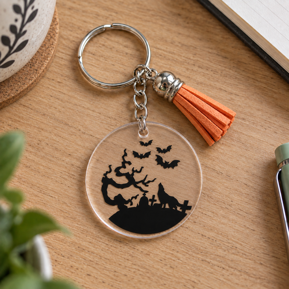 Porte-clés Halloween acrylique transparent arbre hanté et chauves-souris avec pompon orange