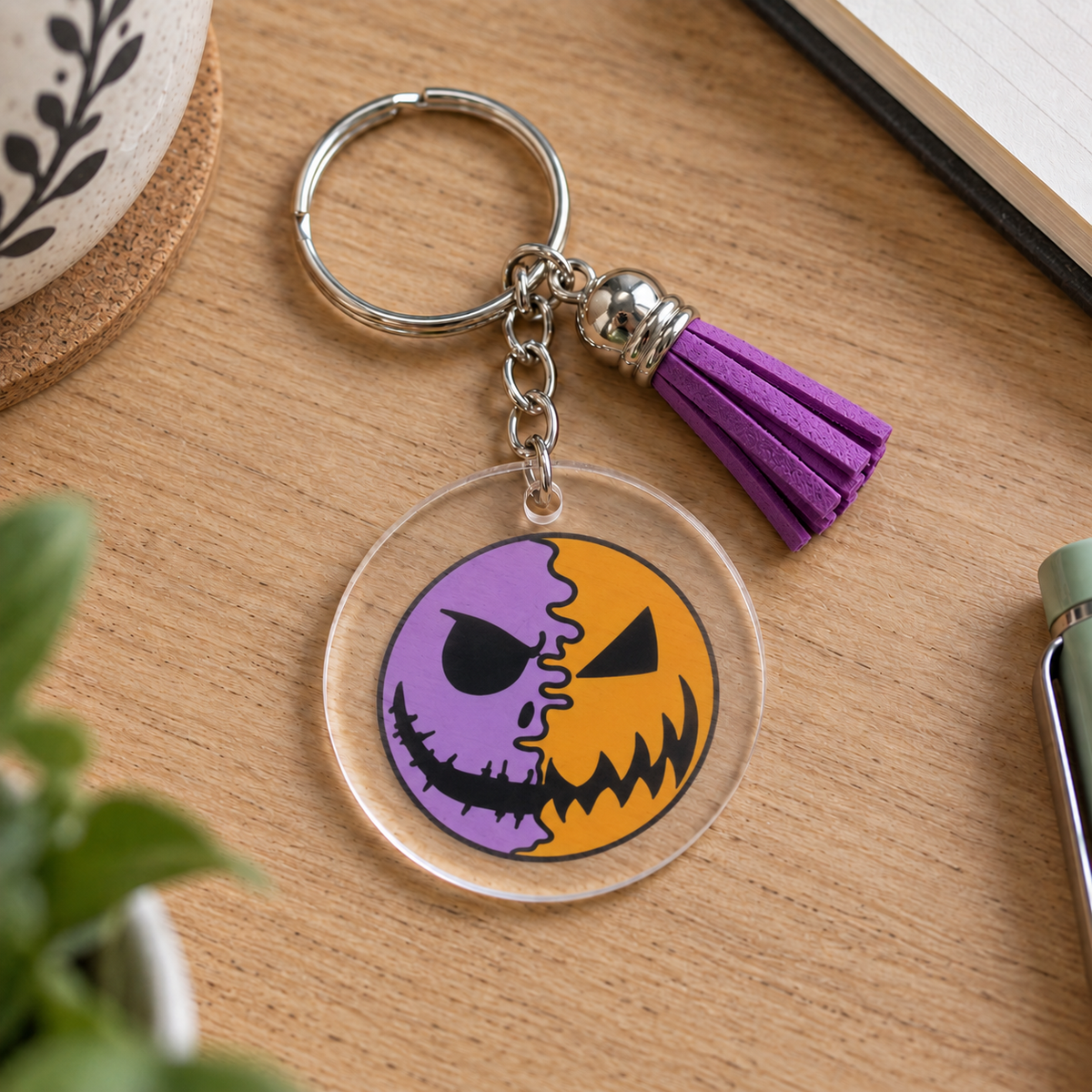 Porte-clés Halloween acrylique transparent visage moitié squelette violet moitié citrouille avec pompon violet