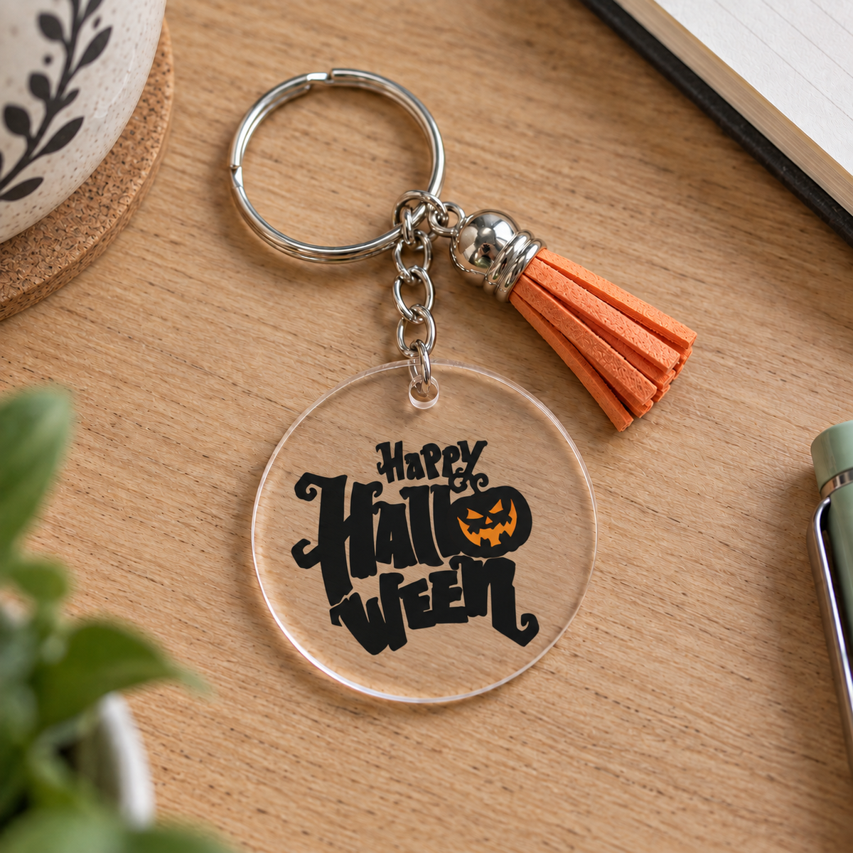 Porte-clés Halloween acrylique transparent Happy Halloween lettres noires et citrouille, pompon orange