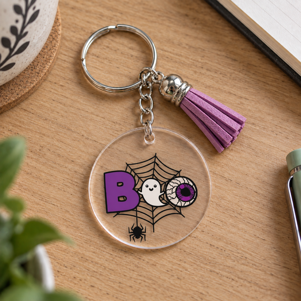 Porte-clés Halloween acrylique transparent Boo violet avec fantôme et toile d'araignée, pompon violet
