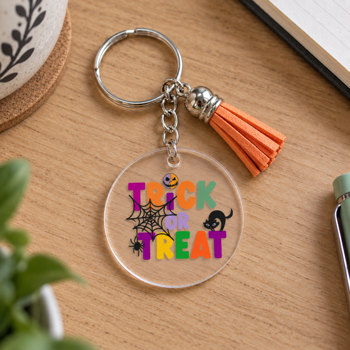 Porte-clés Halloween acrylique transparent Trick or Treat lettres multicolores avec pompon orange