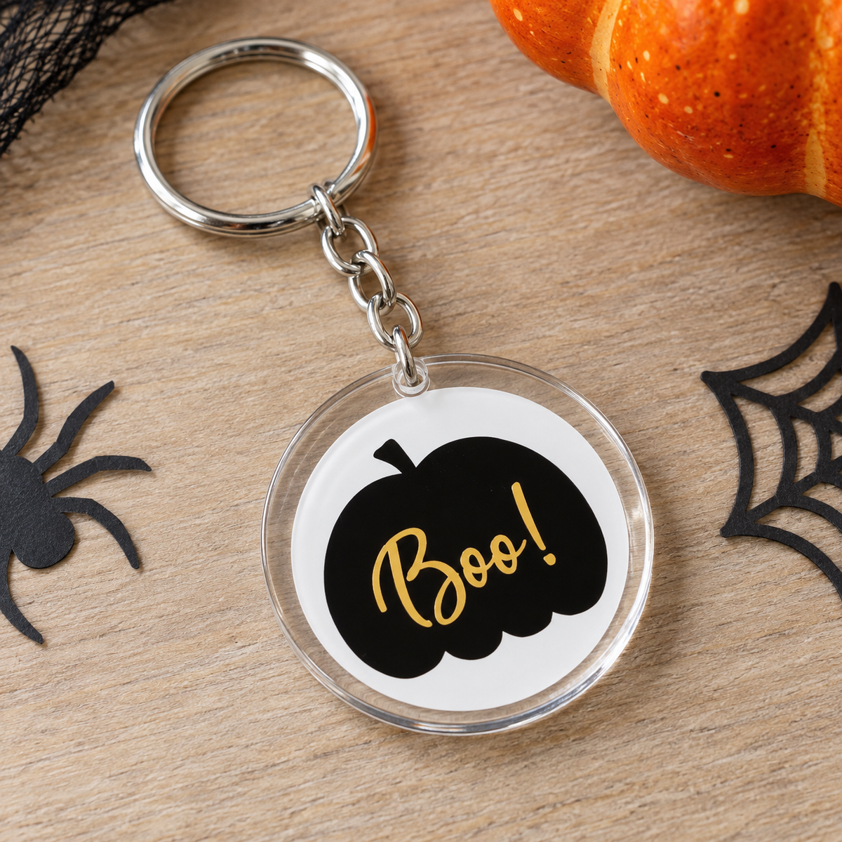 Porte-clés Halloween citrouille Boo noir et or dans son cadre acrylique rond, vue détaillée