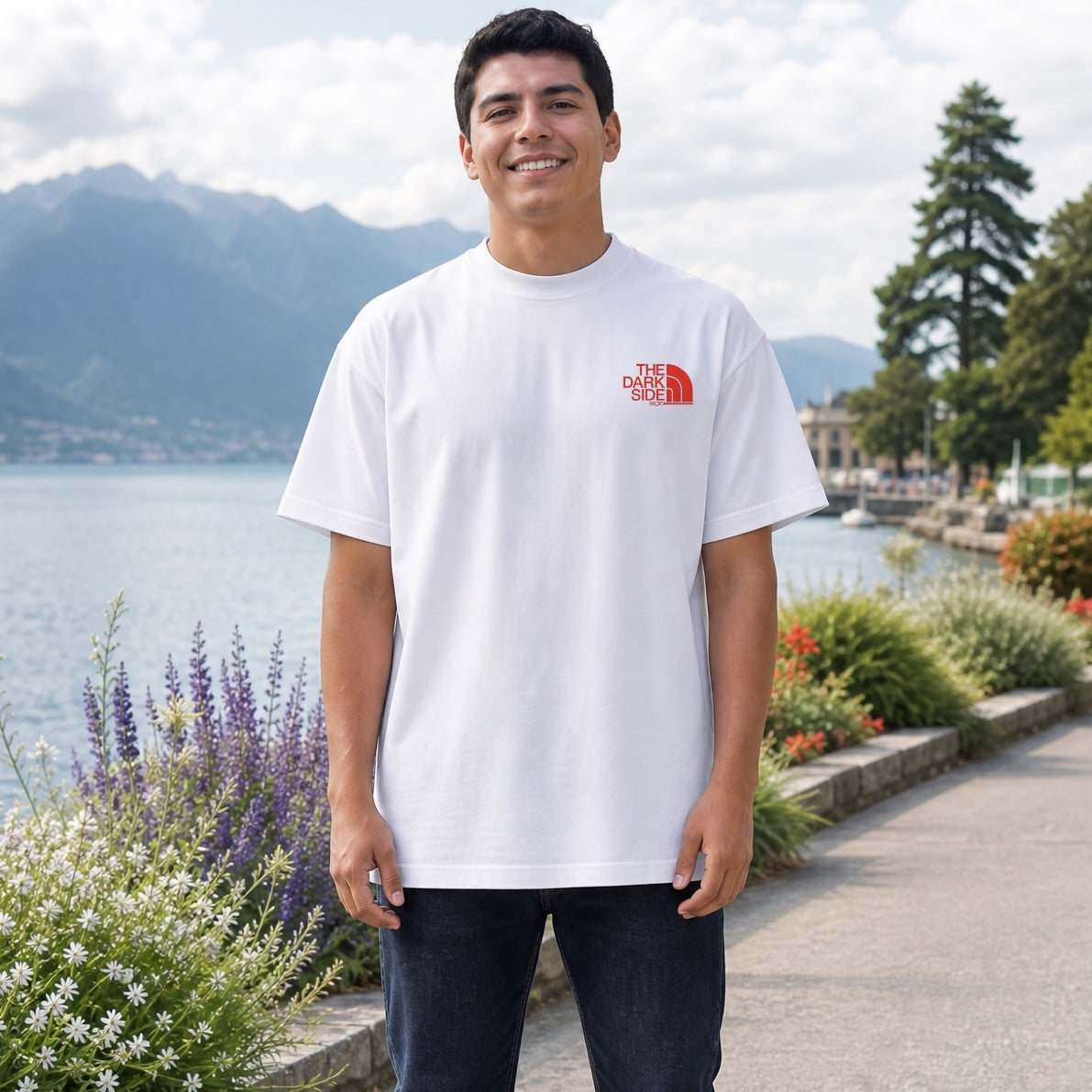 T-shirt oversize blanc unisexe avec petit motif rouge sur la poitrine, collection graphique EDISAMP