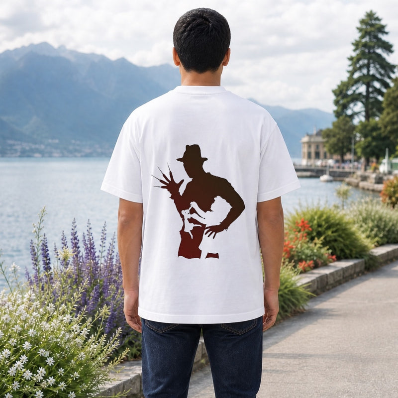 Homme portant le t-shirt oversize blanc vue de dos - grande silhouette slasher bordô avec chapeau et main griffue