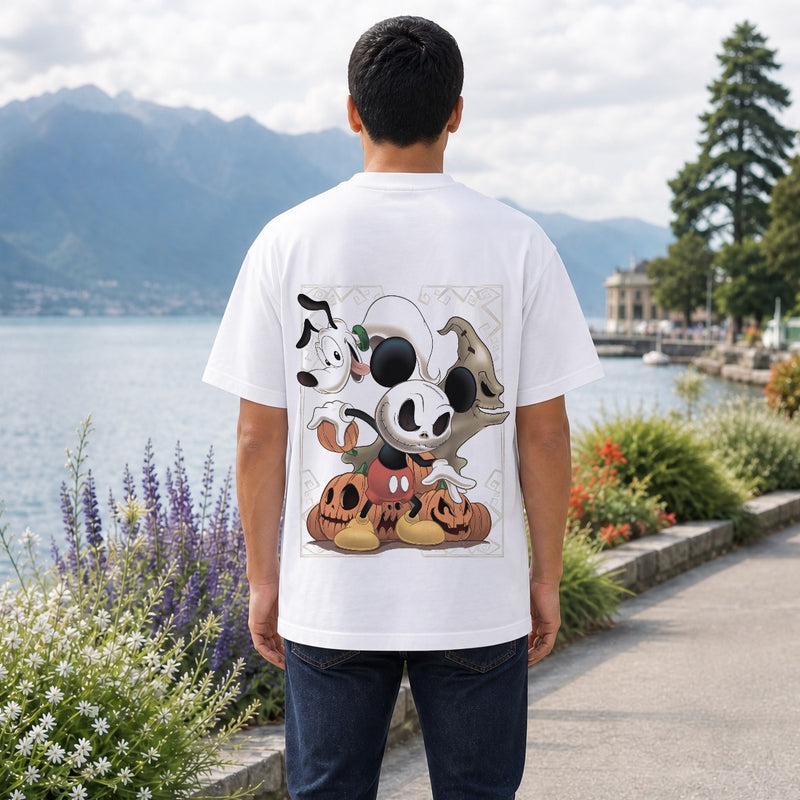 T-shirt oversize blanc avec grande illustration Halloween, personnages et citrouilles imprimés dans le dos.