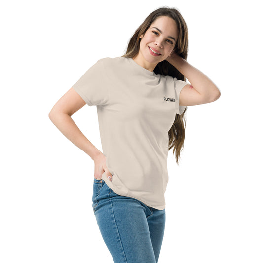 T-shirt Unisexe Peaceful Flower Beige Clair porté - style streetwear vintage unisexe