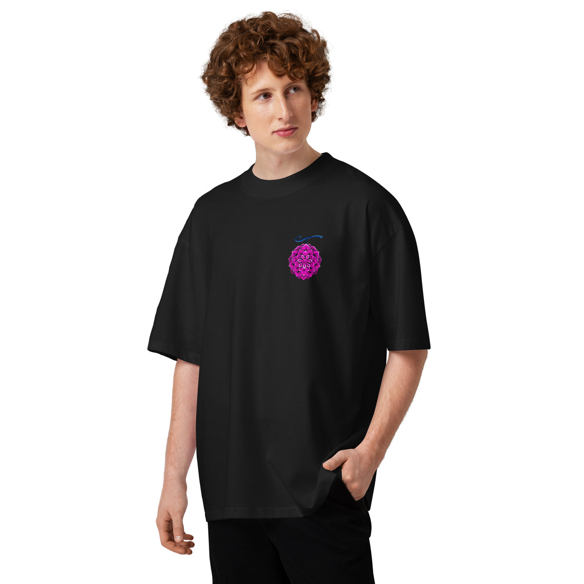 T-shirt oversize col montant anime Noir face - petite fleur imprimée à la poitrine