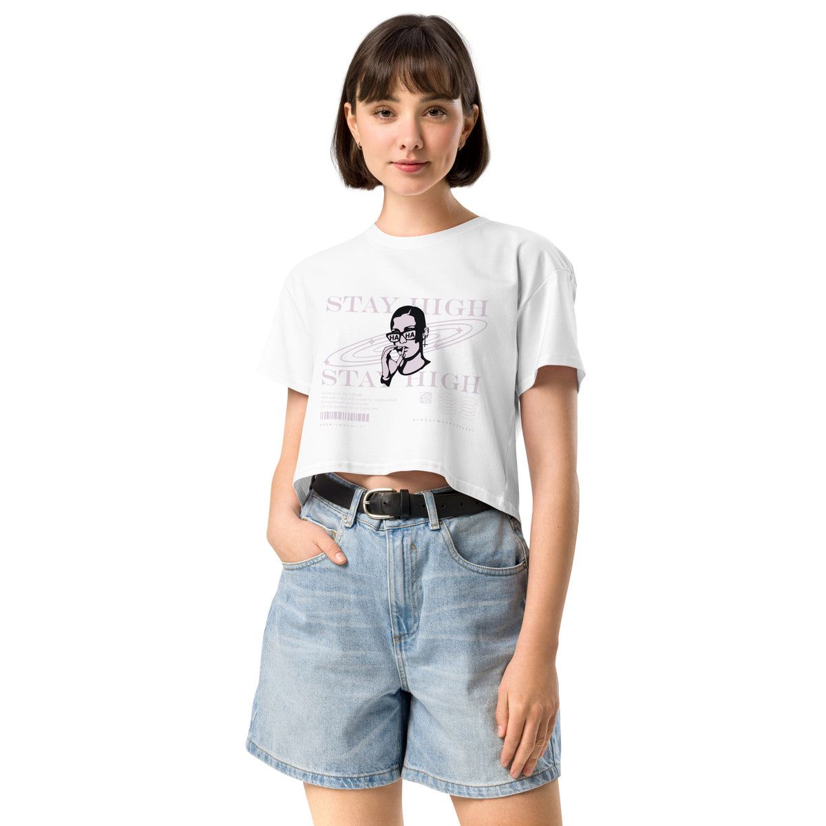 Crop top femme Stay High blanc porté avec short en jean, look streetwear